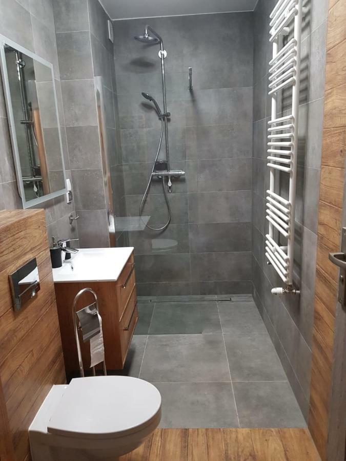 Apartament Modern Z Ogrodem ชกลาร์สกา ปอเรมบา ภายนอก รูปภาพ